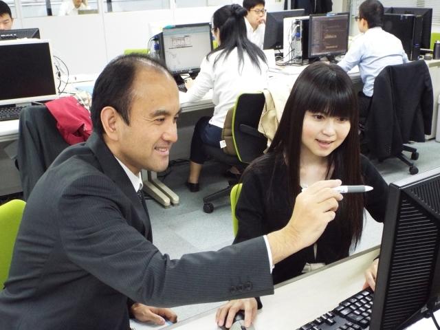 スキル指導
経験が多いベテラン社員は若手社員に技術的スキルはもちろんのこと、開発業務のノウハウを伝授いたします。