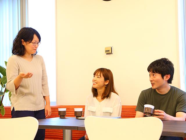 社内はリラックスして、非常に風通しがよい雰囲気。社員同士の仲も和気あいあいとして良い関係性だ。