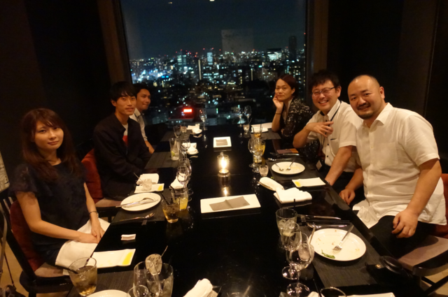 年に2回ほど、会社行事の納会があります。 皆さんの普段の頑張りに感謝したいので、豪華景品付の楽しい出し物も用意されています。