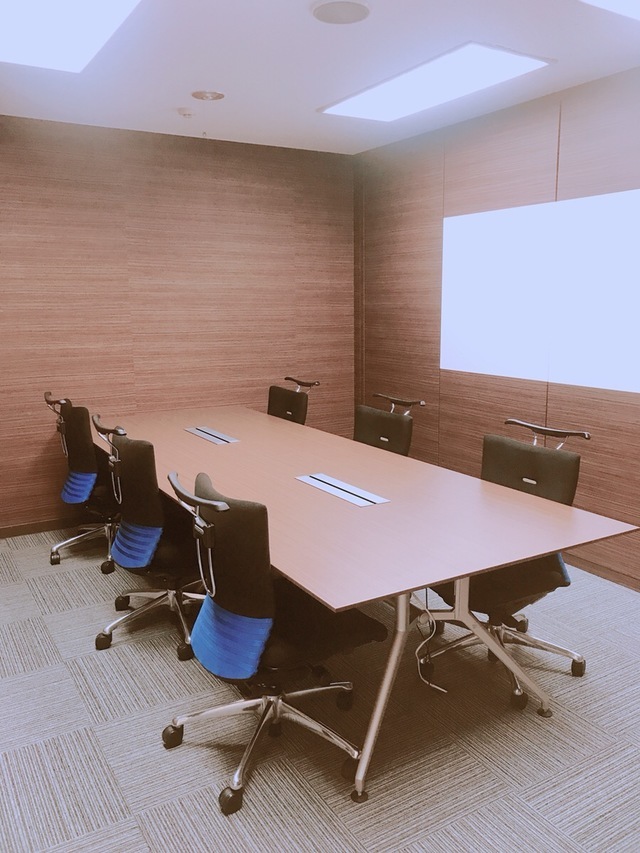 5月に改装したばかりのオフィス内の会議室です。こちらでよくミーティングが行われています！