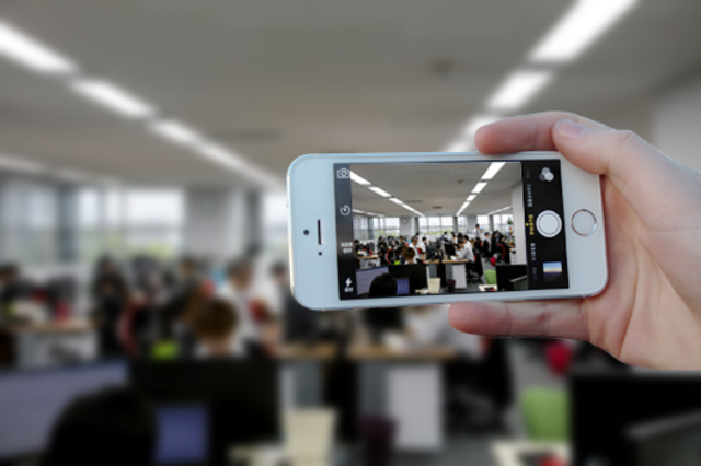 明るくオープンなワンフロアの社内