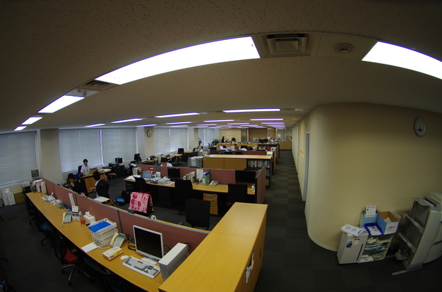 現在のオフィス内はこんな感じです。一人3坪ほどの広さを確保していますので、ゆったりと仕事ができます。