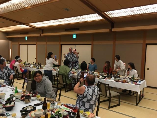 今年の社員旅行の宴会風景。社員それぞれが自分なりに楽しく過ごしていました。