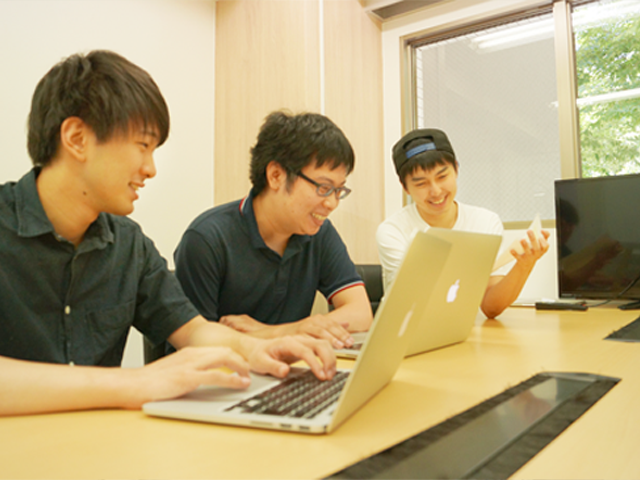 所属する社員は20代が中心。服装も髪型も様々で自由を感じる。