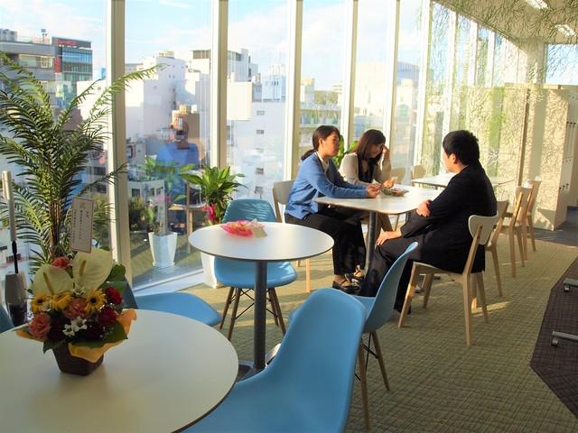 リフレッシュスペースは全面窓ガラスで、挽きたてコーヒーが自由に飲める！