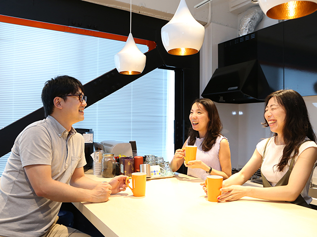 オフィスにはオシャレなカフェ風のスペースも設置。社員の交流のスペースとして人気となっている。