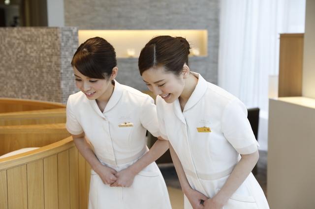 ホワイトエッセンスの店舗では、高いレベルの接遇でお客様をお迎えしております。