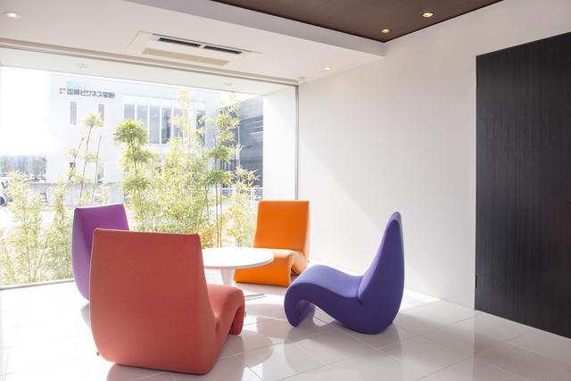 東京のど真ん中、大手町駅直結のオフィスビルにある本社はアクセス良好！福井支社は明るい陽が差し込むおしゃれな自社社屋。2018年7月に開設した佐賀支社も遊び心ある居心地の良い空間にこだわりました。