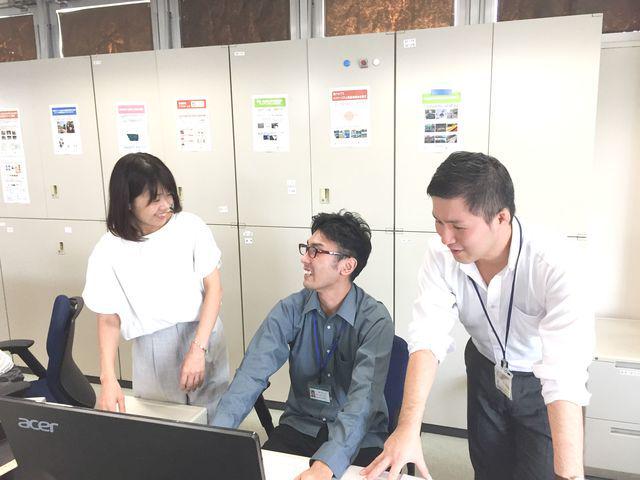 チームで意見を出し合い業務を進めています。