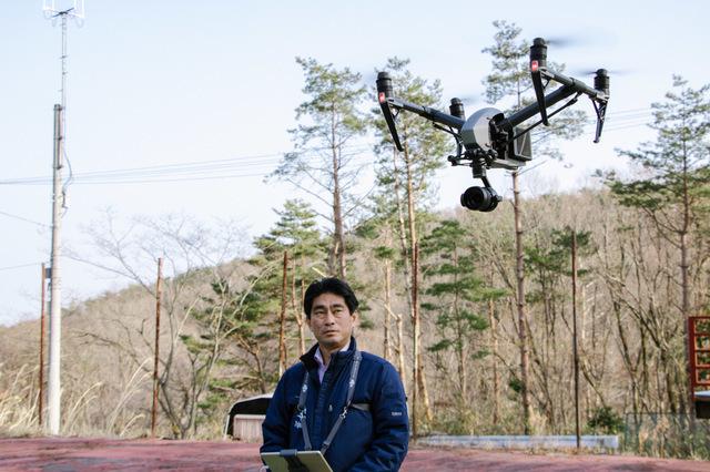代表取締役の佐々木自らが機体を操縦し、ドローン空撮サービスをけん引する