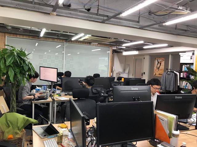 大手SIerや外資コンサル、数学講師、メーカーの営業、そして大の競馬好きまで、多種多様なバックグラウンドを持った個性的なメンバーが集まっている。