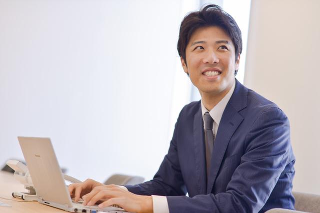 社員は20代、30代が中心となります。ホワイトエッセンスのフランチャイズ事業が特異な事業なため、業界経験者はあまり多くありません。ですので社員の出身業界は多岐に渡ります。