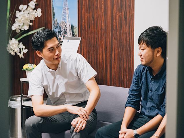 社員同士の仲の良さも同社の魅力。ギスギスした雰囲気は一切なく、フランクに会話する様子も多く見られる。