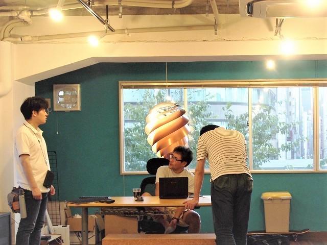 打ち合わせスペースでは、仕事のアイデアが自由に飛び交っている。