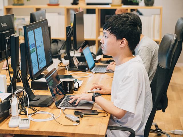 クライアントの課題を解決するのがデザインの目的だが、16bit.では「作品作り」を基本スタンスに制作する事も。