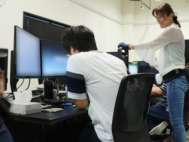 ゲームが好きで、自分で作ってみたいという人にピッタリの職場です。