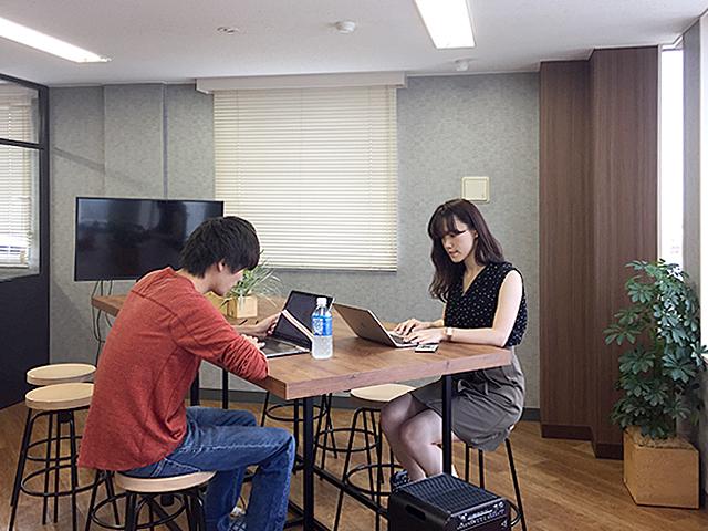 意見を言い合えるフリースペース。環境を大事にする同社では、日々メンバー同士でさまさざまな議論が行われている。