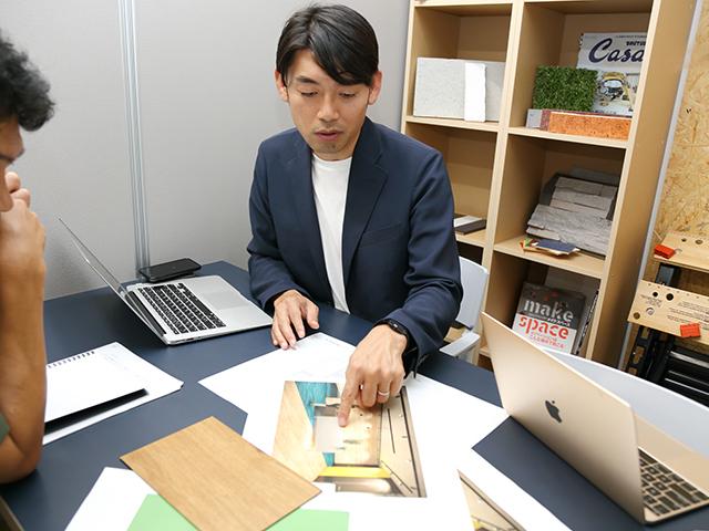 今は少数精鋭メンバーで運営していることもあり、代表とともに仕事を進めることも。成長をしやすい環境であるのは間違いない。