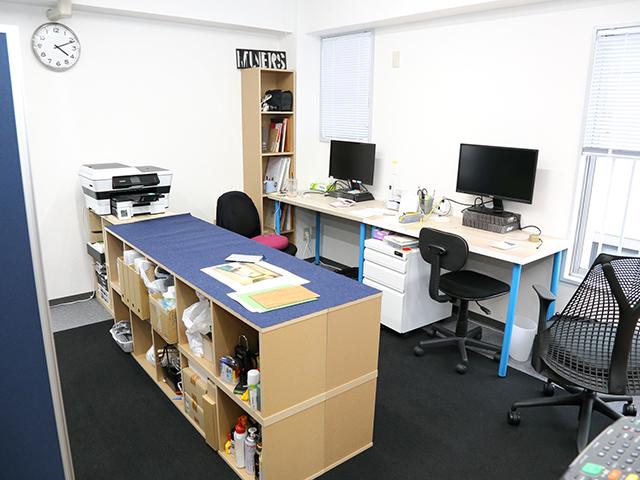 同社の社内の様子。社内には内装事業を手がける会社らしく、様々な資材や図面などが置かれているのも特徴。