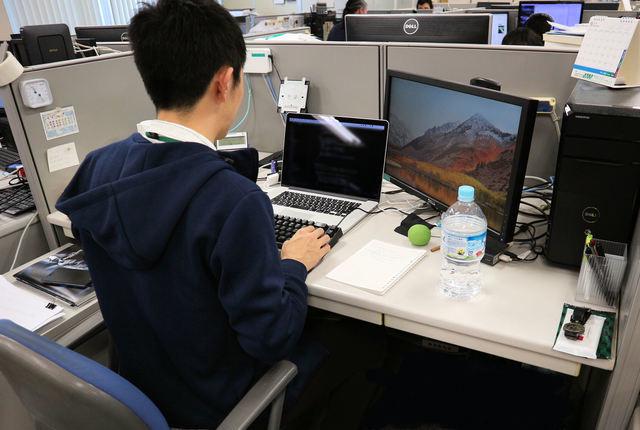 個人ごとに仕切られたブースで周囲を気にせず業務を行えます。