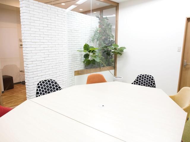 ミーティングスペースでは社外の方との打ち合わせをはじめ、社内勉強会から個人作業まで自由に利用できます