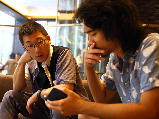 2人は同じ1995年の生まれ。15年に、Facebookの95年生まれが集うコミュニティで、その幹事同士として出会った。