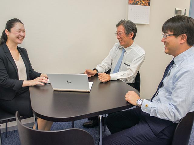 在宅勤務やリモートワーク可の同社ではあるが、社員同士の仲は良い。フランクなコミュニケーションもある穏やかな関係性だ。