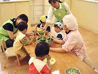 食育でのひとこま。食材に触れて楽しむ