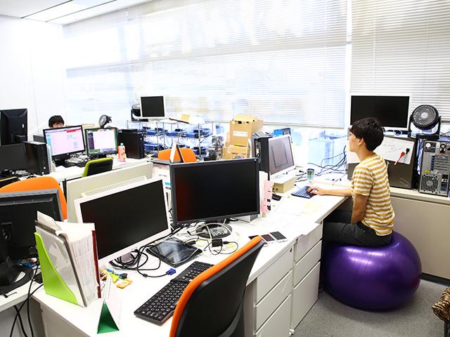 社内ではバランスボールに座りながら業務に取り組むメンバーも。雰囲気はまさにITベンチャーといった感じ。
