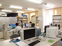 落ち着いた雰囲気の社内