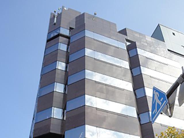 オレンジテクノロジーズの本社がある新横浜には、Jリーグ横浜F・マリノスのホームスタジアム「日産スタジアム」もある。