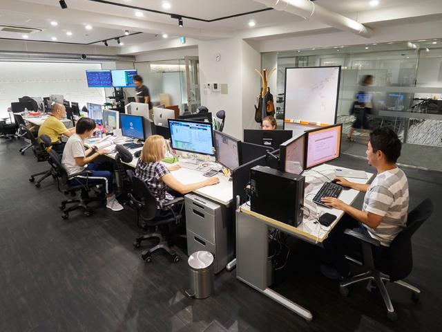 地下のワンフロアのオフィスで、照明の明るい環境で、チームの隔たりなくお仕事ができます♪