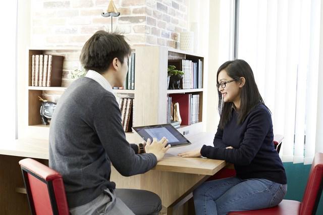 フリーアドレスなので部門を超えて活発なコミュニケーションがあります