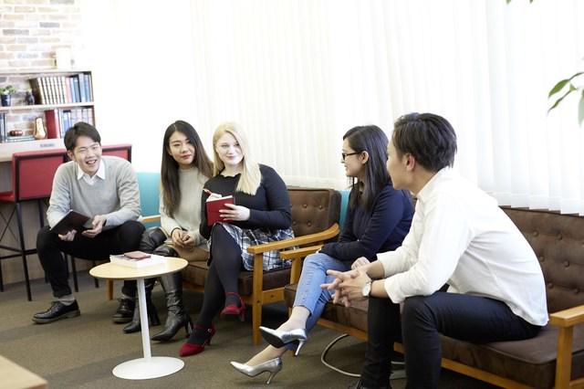 年齢や役職は関係なく、良いアイデアを尊重する文化です