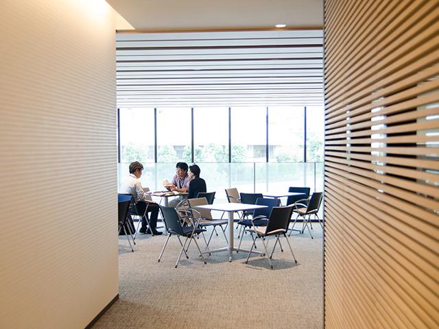 各フロアにフリースペースが設けられていて、ランチや打ち合わせなどに利用されています。