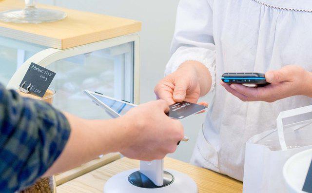 今までキャッシュレス決済を導入することができなかった小規模なお店でも、簡単に導入することが可能。2018年には電子マネーにも対応し、お店にとって欠かせない決済サービスとなっています。