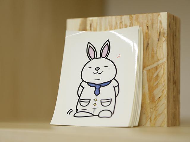 mofmofの社名の由来は、代表取締役の原田氏が小動物好きで「モフモフ」という言葉を愛用していたことにある。その柔らかな名前が示すように、社内の雰囲気は和やか。メンバーの定着率も高く、満足度も高い。