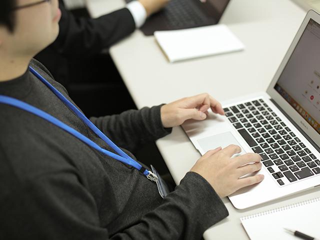 使い勝手の良さが圧倒的に優位な『DOUPA!』。従来の動画配信サービスのようにHTMLタグをいじるなどの面倒な作業が不要で、非IT部門の社員でも、ブラウザのボタン操作だけで簡単に組織内動画ポータルサイトを運用することができる。