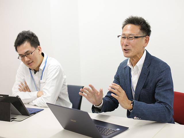 同社で働く魅力は、やはり自社サービスの開発というダイナミズムを実感できることだ。大手企業との直取引では特に大きなやりがいが得られる。そこに魅力を感じ北海道や岡山などの遠方から引っ越してきて入社したエンジニアも存在する。