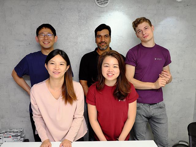 写真全体の半数以上がインドはじめアメリカ、オランダ、オーストラリア、カナダ、オーストリア、中国の7カ国からの外国人が占める。