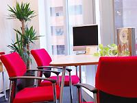 社内は明るくて清潔