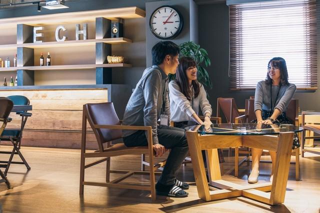 カフェスペースでは映画観賞会やピザパーティなど様々な社内イベントを開催しています。