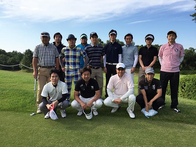 休日にゴルフをプレーすることも。プライベートでも仲がよいのが分かるだろう。