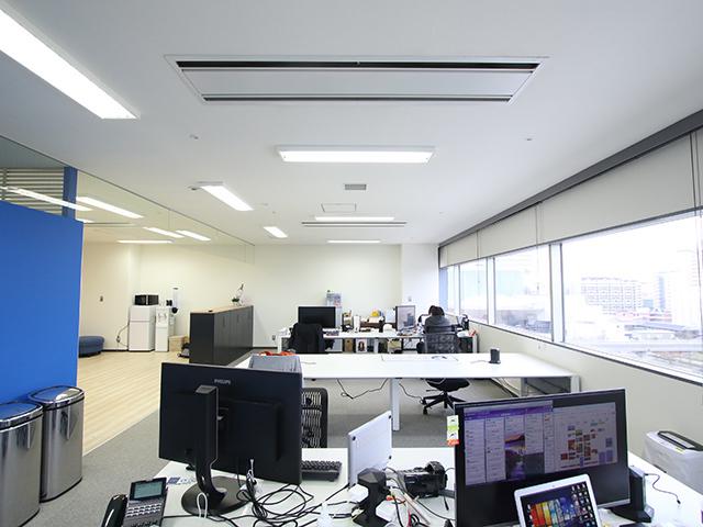 全社員Macで統一や大型ディスプレイ支給など、エンジニアにとって働きやすい環境作りには配慮している。