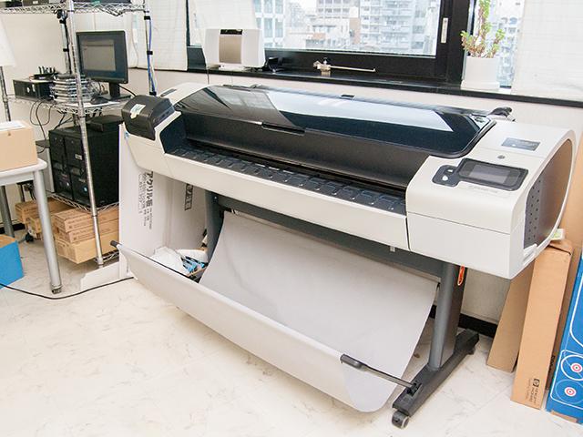 社内には設計図用の巨大なプリンターも。