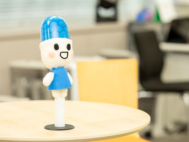 『調剤くん』のマスコットキャラクターが社内にも。調剤くんは1987年に誕生してすでに7代目となっている。