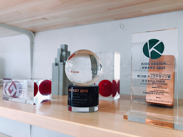 「ニューヨークフェスティバル」「広告電通賞」「グッドデザイン賞」受賞。