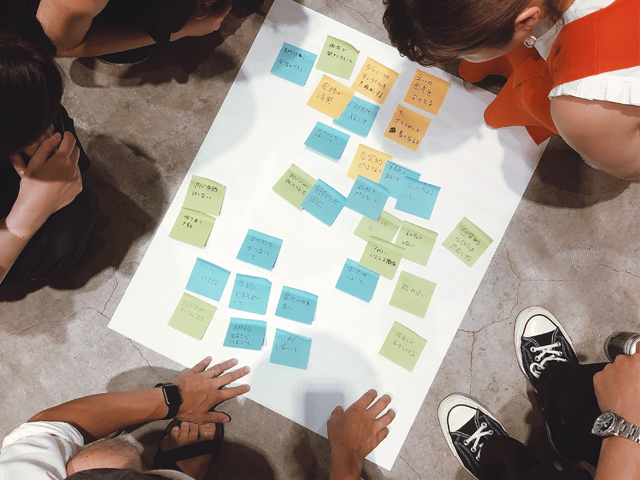 3ヶ月に一度“Design of Design”という全体ミーティングを開催。肩書きはバラバラのメンバーが集まり、物事を深く考えるデザイナーだからこそ、お互いにいろいろな考え方やアイデアを話せる場所。今よりも深い社内コミュニケーションができるようになります。