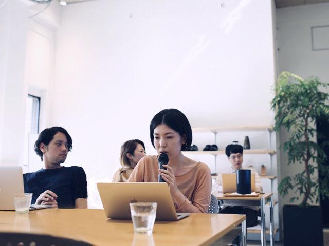 週次ミーティングでは前週の業務内容および今週の業務予定の共有が行われます。ここでは各自持ち回りの1分トークがあります。日頃から話題作りを意識するため、世の中へのアンテナ感度が高くなります。