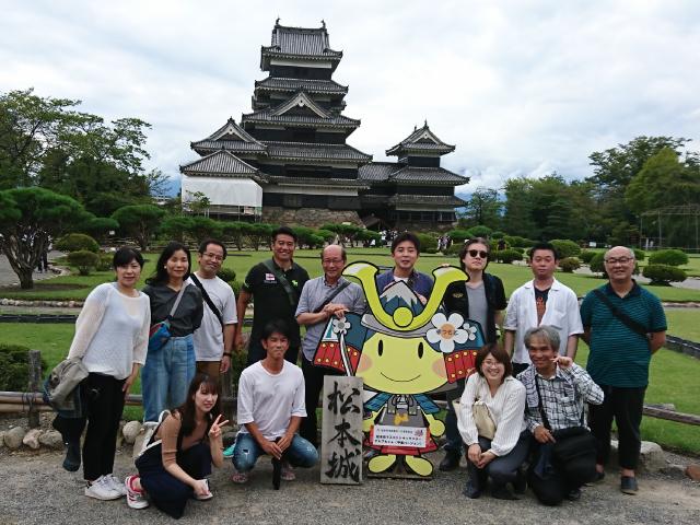 2018年社員旅行　「松本城」にて